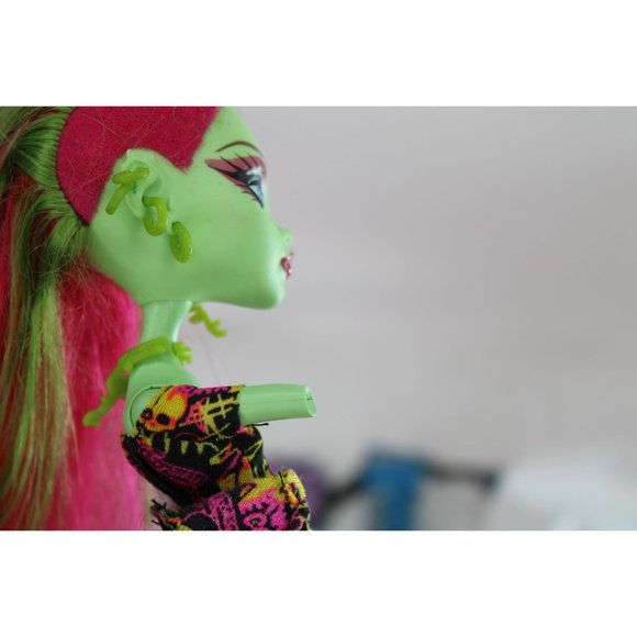 Monster High Venus McFlytrap Doll w/ clothes Missing Arm Jewelry Shoes 89902 - Picture 4 of 8